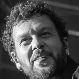 Portrait de Claudio Capéo en concert