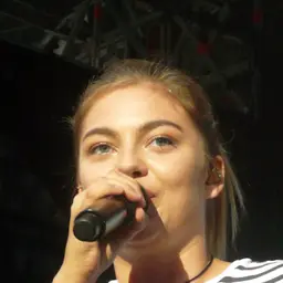 Portrait de Louane en concert